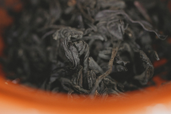 Почему черный чай называют красным